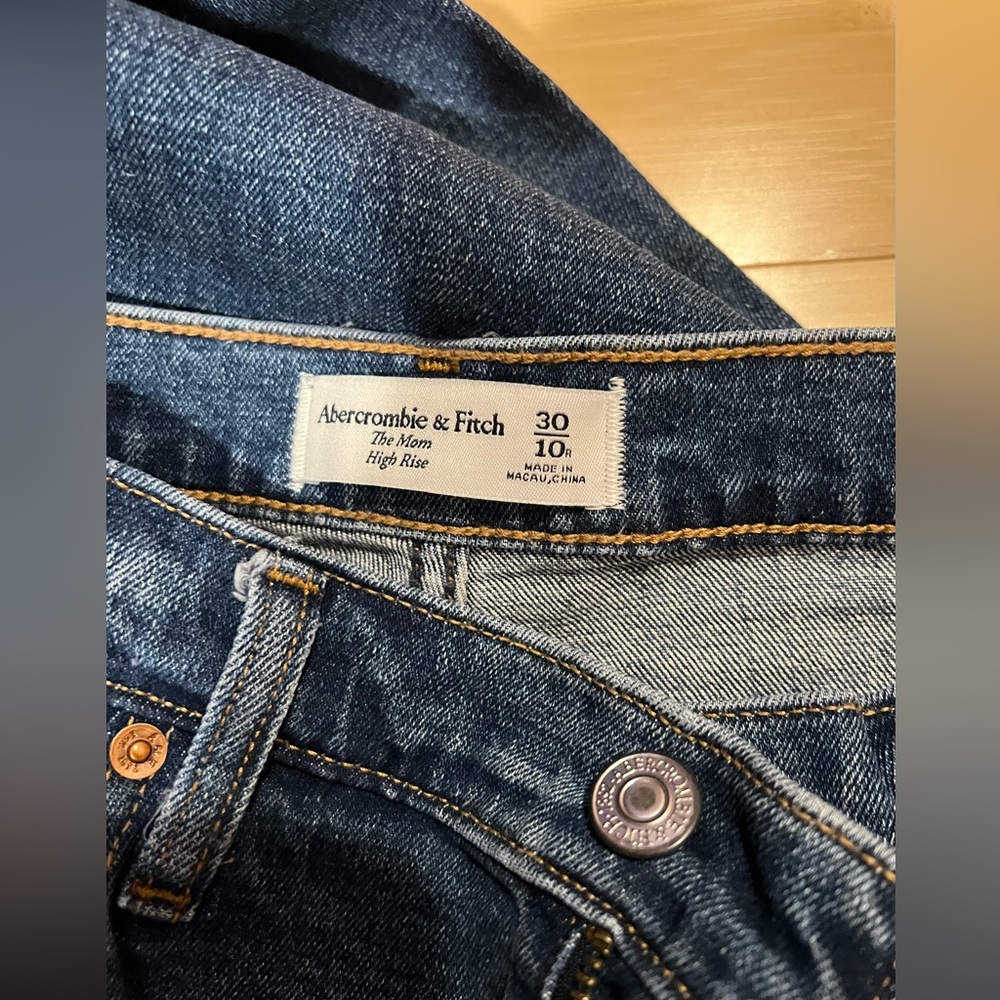 Abercrombie & Fitch The Mom High Rise Jeans (30/10R)